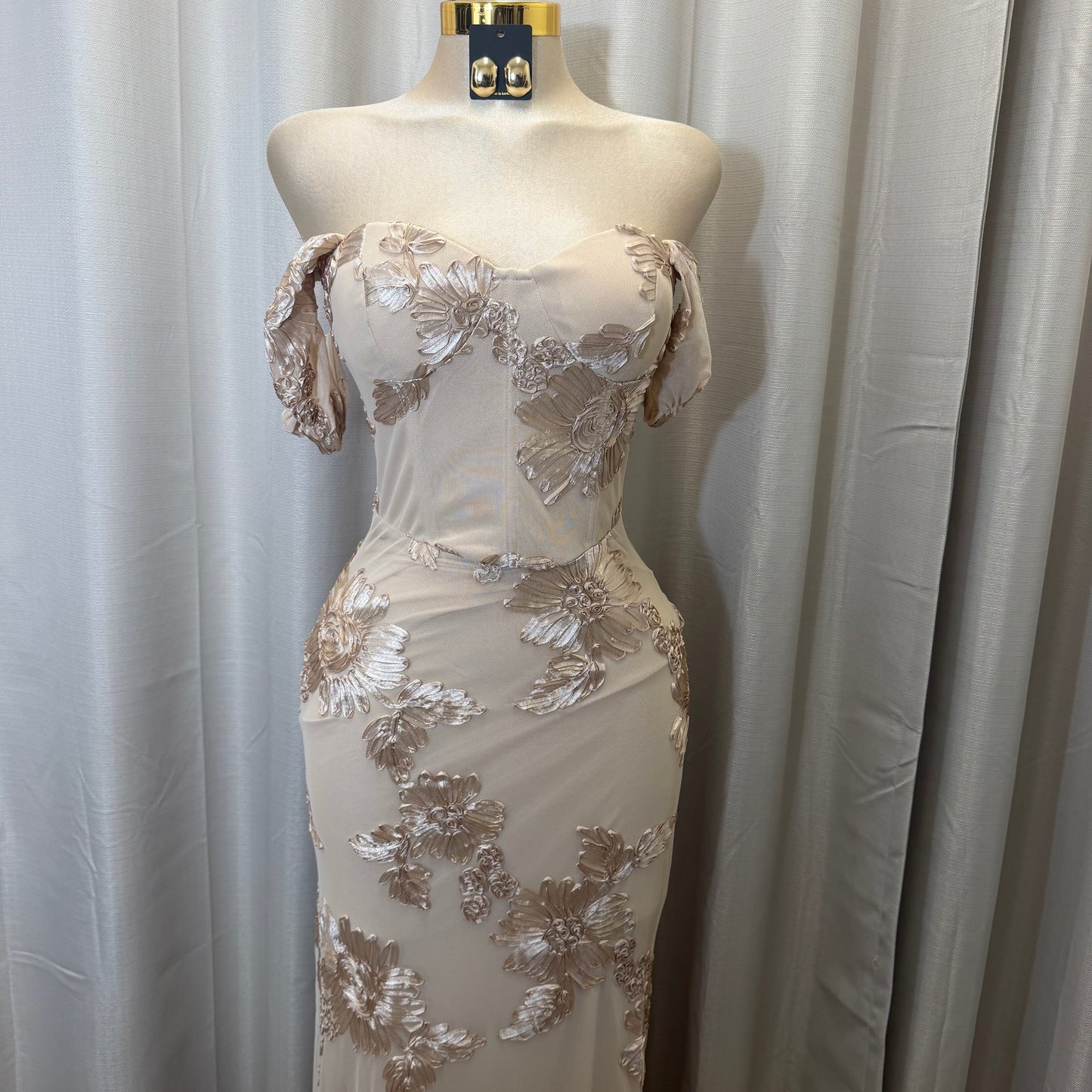 Elegant Floral Appliqué Off shoulder mermaid Maxi Dress-beige/White