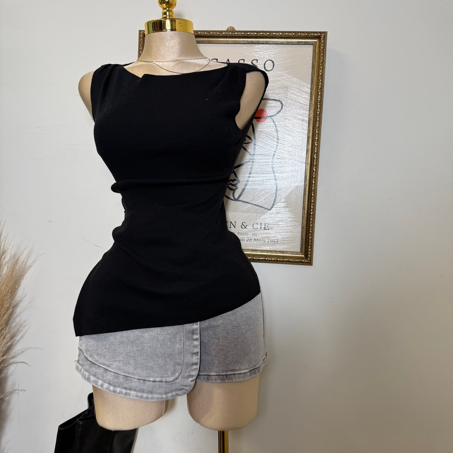 Asymmetrical hem Sleeveless Knit Top-Black