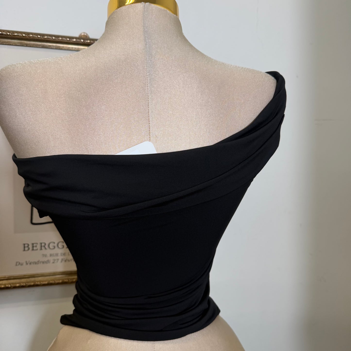 Off the shoulder Hardware Detail Top-Black
