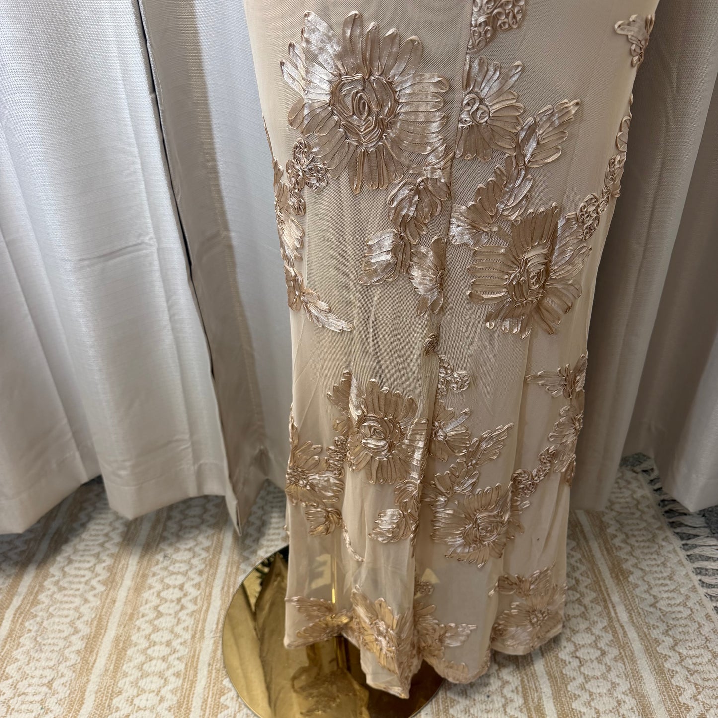 Elegant Floral Appliqué Off shoulder mermaid Maxi Dress-beige/White