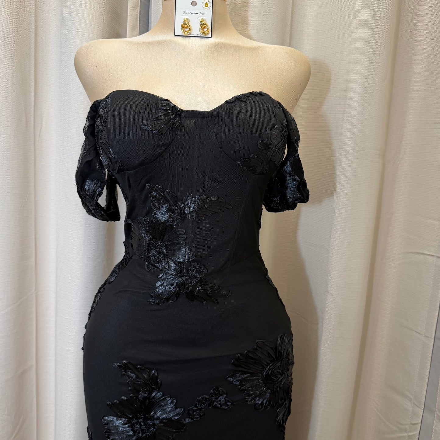 Elegant Floral Appliqué Off shoulder mermaid Maxi Dress-Black