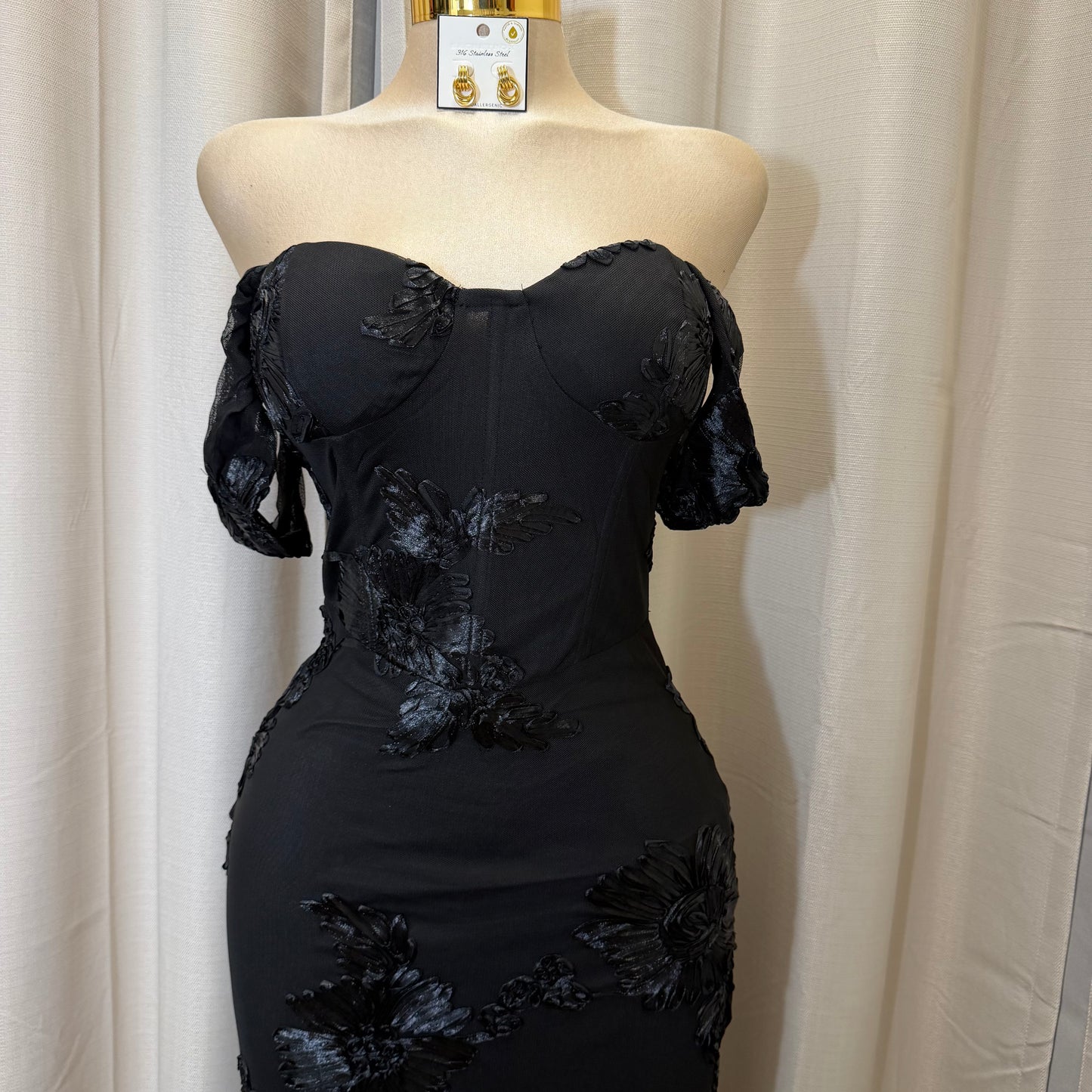 Elegant Floral Appliqué Off shoulder mermaid Maxi Dress-Black