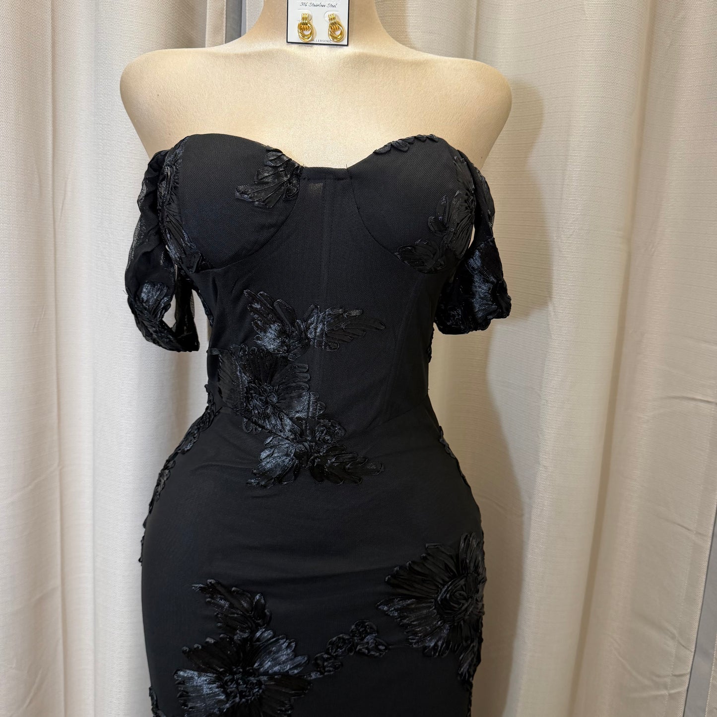 Elegant Floral Appliqué Off shoulder mermaid Maxi Dress-Black