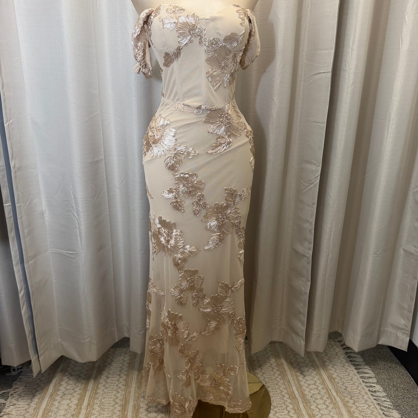 Elegant Floral Appliqué Off shoulder mermaid Maxi Dress-beige/White