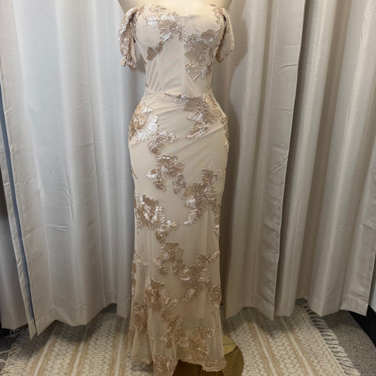 Elegant Floral Appliqué Off shoulder mermaid Maxi Dress-beige/White