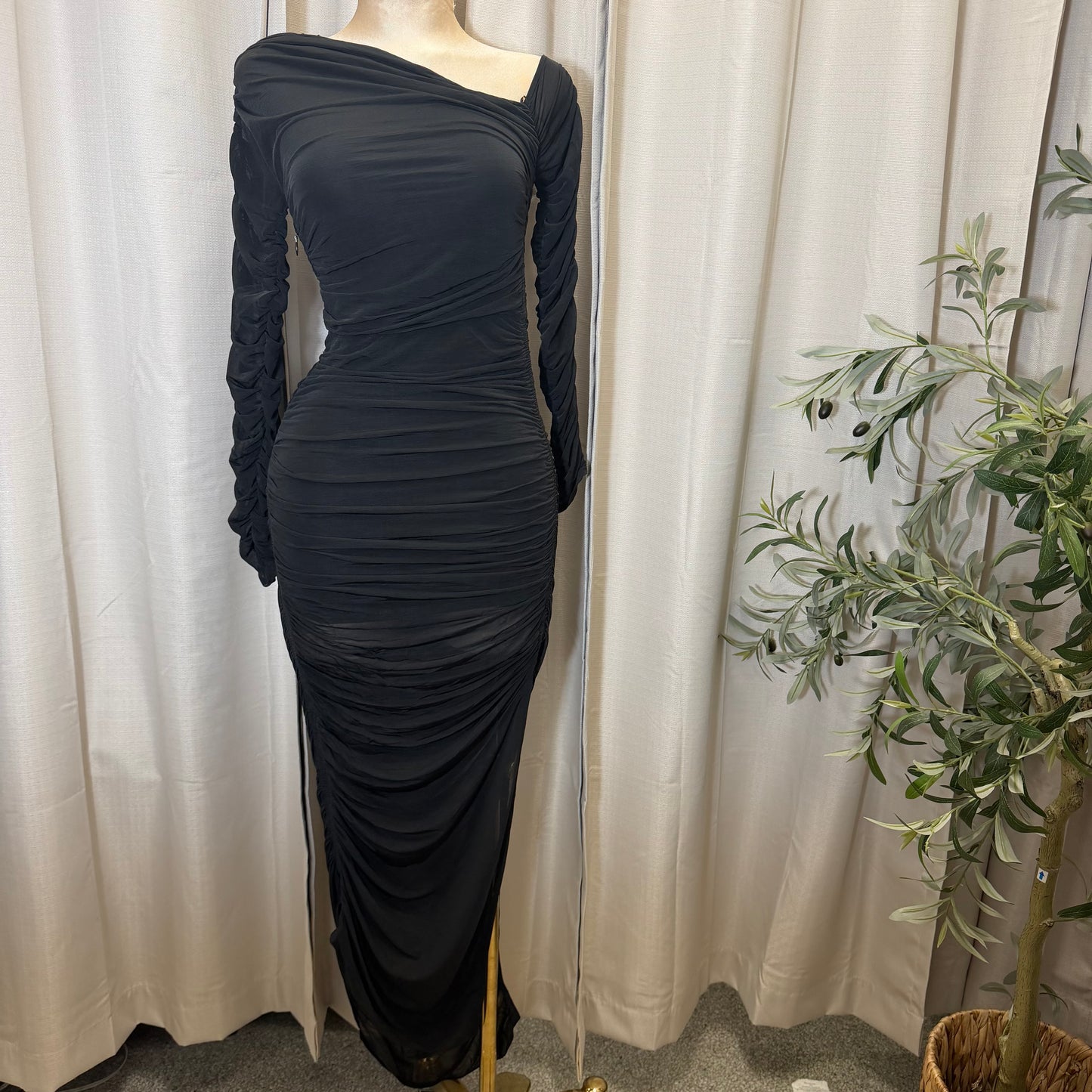 LONG SLEEVES ASSYMETRICAL HEM MAXI DRESS-Black
