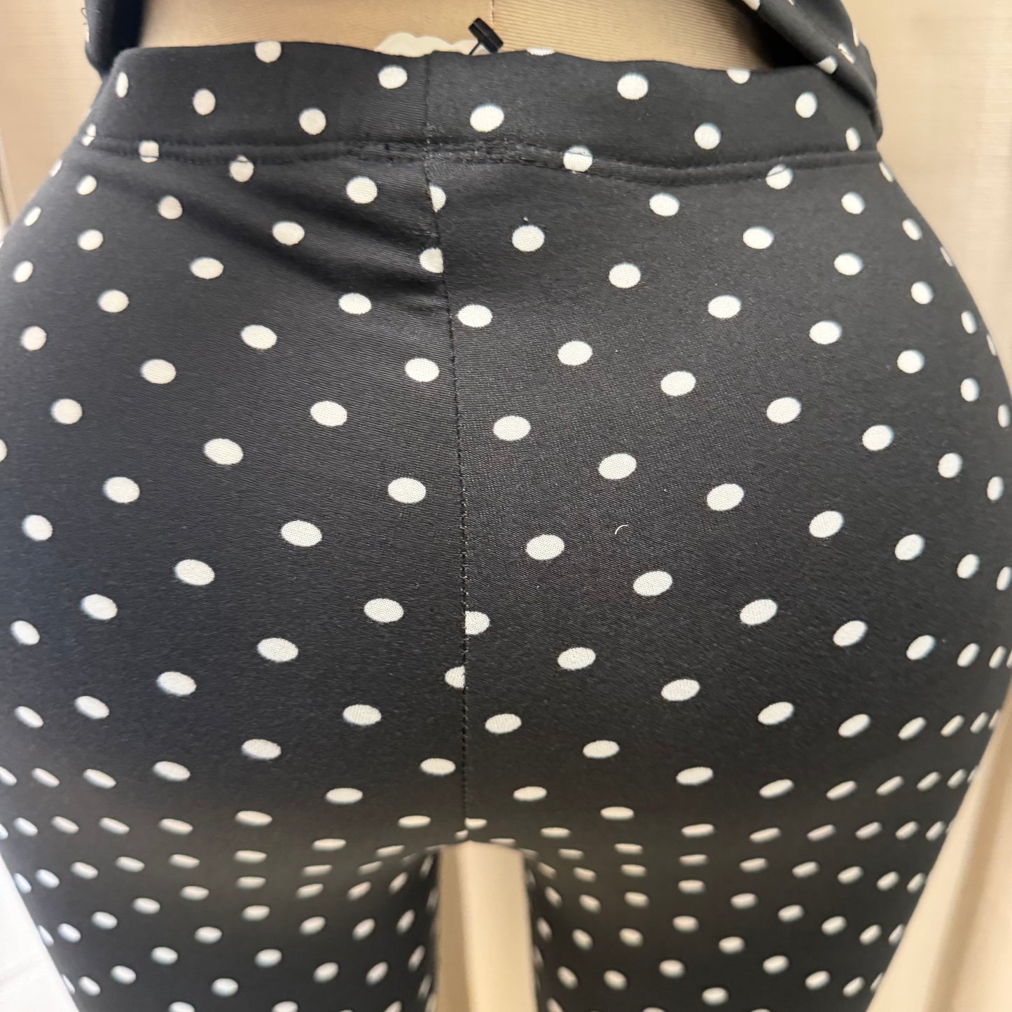 Mid waisted Basic Polka Dot Capri Leggings-Black/White
